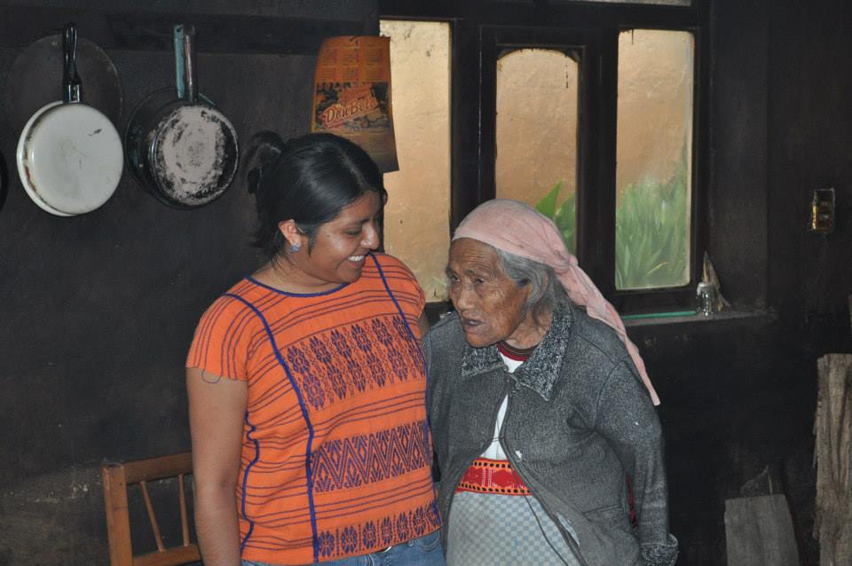Abuela y Nieta en ritual de despedida 2013-Philippa Zamora